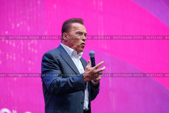 Arnold Schwarzenegger, famous actor, politician and businessman, speaks at a business forum (2019 год). Редакционное фото, фотограф Антон Гвоздиков / Фотобанк Лори