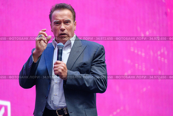 Arnold Schwarzenegger, famous actor, politician and businessman, speaks at a business forum (2019 год). Редакционное фото, фотограф Антон Гвоздиков / Фотобанк Лори