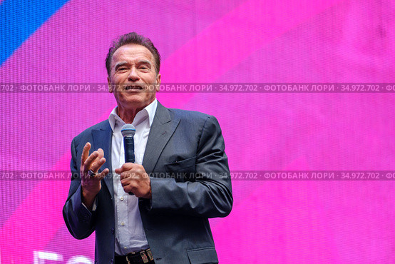 Arnold Schwarzenegger, famous actor, politician and businessman, speaks at a business forum (2019 год). Редакционное фото, фотограф Антон Гвоздиков / Фотобанк Лори