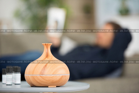 aroma oil diffuser on table in room. Стоковое фото, агентство Ingram Publishing / Фотобанк Лори