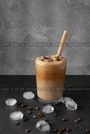 aromatic frappuccino table 2. Стоковое фото, агентство Ingram Publishing / Фотобанк Лори