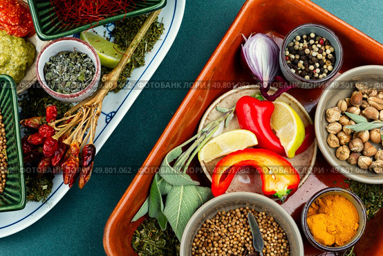 Aromatic set of spices, many seasonings and herbs. Spices herbs seasoning condiments. Flat lay, close up.. Different aromatic spices. Стоковое фото, агентство Ingram Publishing / Фотобанк Лори
