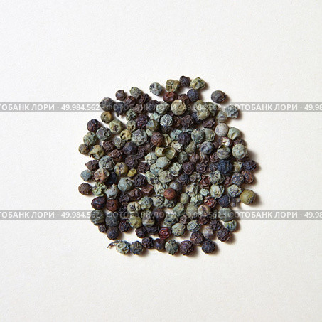 Aromatic spices peper for preparing homemade food on a white with place for text. Food or spicy cooking concept. Flat lay. Spices pattern of different kinds of pepper -black, green on a white background . Стоковое фото, агентство Ingram Publishing / Фотобанк Лори