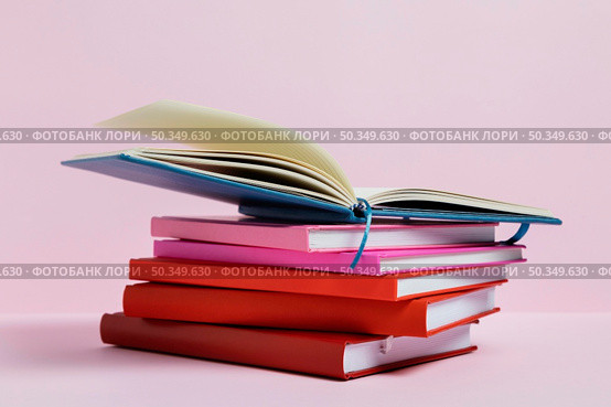 arrangement with books pink background. Стоковое фото, агентство Ingram Publishing / Фотобанк Лори