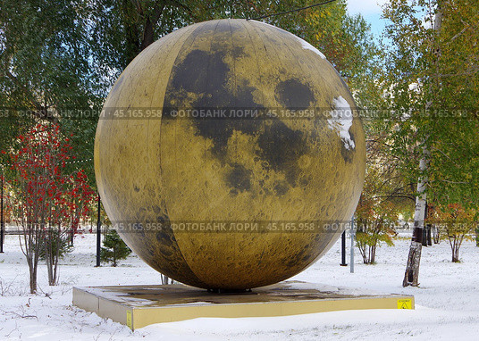 Арт-объект "Луна". Парк им. Терешковой, Челябинск. Редакционное фото, фотограф Алексей Иванов / Фотобанк Лори