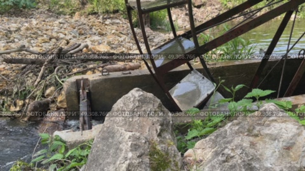 Арт-объект "водяная мельница". Колесо. Горизонтальное видео. Art object "water mill". Wheel. Horizontal video. Редакционное видео, видеограф Александр Рыбалка / Фотобанк Лори