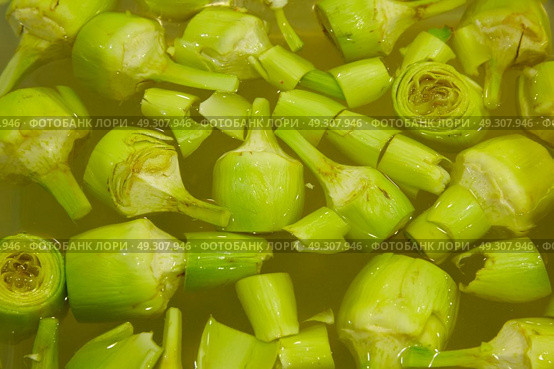 Artichoke hearts soaking in water to get clean. Стоковое фото, агентство Ingram Publishing / Фотобанк Лори