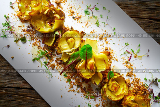 Artichoke roses with truffle and honey vinaigrette. Стоковое фото, агентство Ingram Publishing / Фотобанк Лори