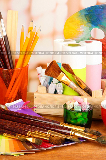 Artistic equipment: paint, brushes and art palette. Стоковое фото, агентство Ingram Publishing / Фотобанк Лори