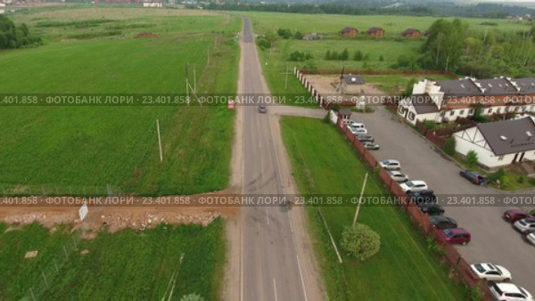 Асфальтовая дорога вдоль жилой деревни "Курово бунгало клаб". Вид сверху. Московская область. Курово (2016 год). Редакционное видео, видеограф Кекяляйнен Андрей / Фотобанк Лори