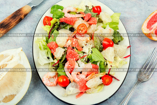 Asian salad with pomelo, shrimps and fresh vegetables. Thai appetizer salad.. Delicious pomelo salad with shrimps. Стоковое фото, агентство Ingram Publishing / Фотобанк Лори