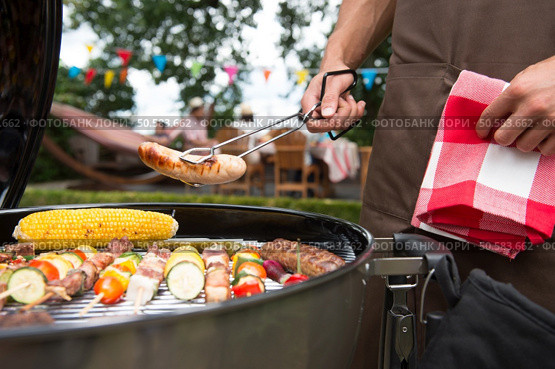 Assorted delicious grilled meat with vegetable over the coals on a barbecue. Assorted delicious grilled meat with vegetable on a barbecue. Стоковое фото, агентство Ingram Publishing / Фотобанк Лори