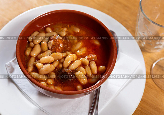 Asturian fabada soup served in bowl. Стоковое фото, фотограф Яков Филимонов / Фотобанк Лори