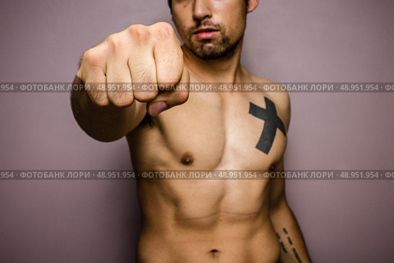 Athletic young man throwing punches. Стоковое фото, агентство Ingram Publishing / Фотобанк Лори