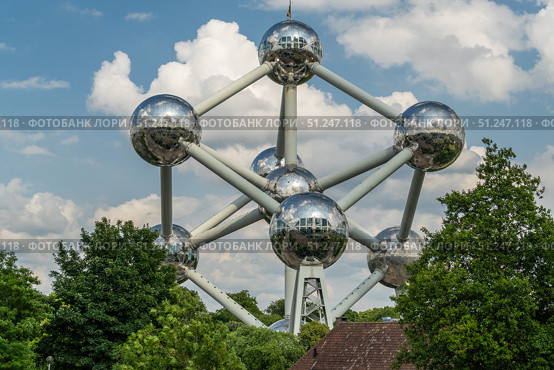 Atomium Landmark Modernist Building in Brussels, Belgium. Редакционное фото, фотограф Максим Забаровский / Фотобанк Лори