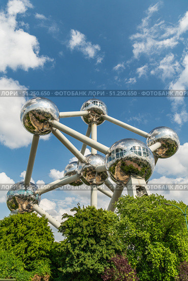 Atomium Landmark Modernist Building in Brussels, Belgium. Редакционное фото, фотограф Максим Забаровский / Фотобанк Лори