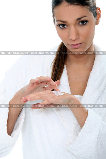 Attractive brunette applying hand cream. Стоковое фото, агентство Ingram Publishing / Фотобанк Лори