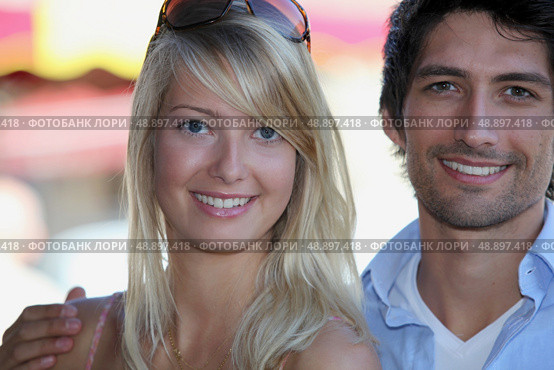 Attractive couple stood by market. Стоковое фото, агентство Ingram Publishing / Фотобанк Лори