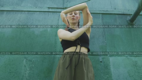 Attractive gen z young woman dancing contemporary dance against green background. Стоковое видео, видеограф Маргарита Кирьякова / Фотобанк Лори