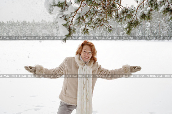 Attractive red-haired woman having fun o. Стоковое фото, фотограф Roberts Ratuts / PantherMedia / Фотобанк Лори