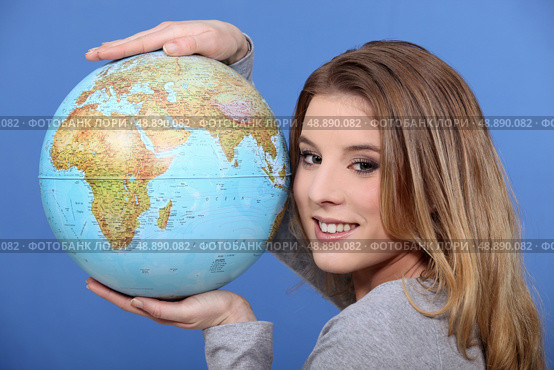 Attractive woman holding a globe. Стоковое фото, агентство Ingram Publishing / Фотобанк Лори