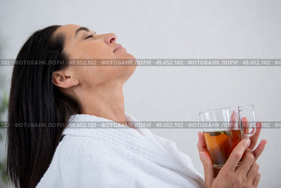 attractive woman in bathrobe drinking coffee in bedroom. Стоковое фото, агентство Ingram Publishing / Фотобанк Лори