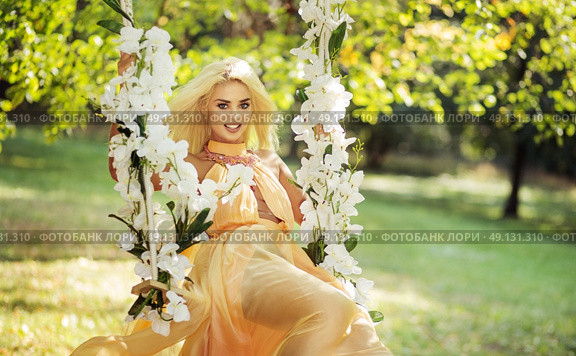Attractive young woman swinging on the seesaw. Стоковое фото, агентство Ingram Publishing / Фотобанк Лори