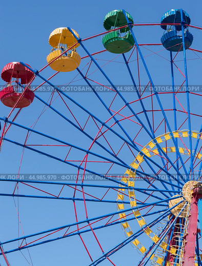 Аттракцион кольцо обозрения на фоне голубого неба. Ferris wheel in the summer morning. Стоковое фото, фотограф Татьяна Д / Фотобанк Лори