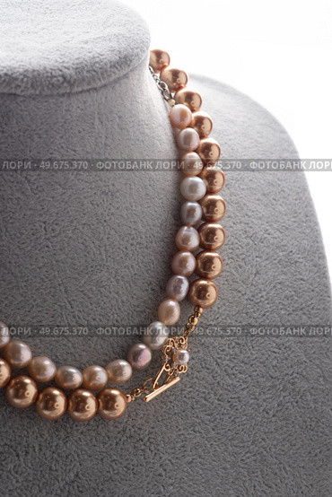 author beautiful  pearls necklaces demonstrated on maneken. fashion and jewelry concept. Стоковое фото, агентство Ingram Publishing / Фотобанк Лори