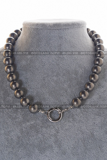 author stylish  beautiful  steel color pearls necklaces with heart pendant demonstrated on maneken. fashion and jewelry concept. Стоковое фото, агентство Ingram Publishing / Фотобанк Лори