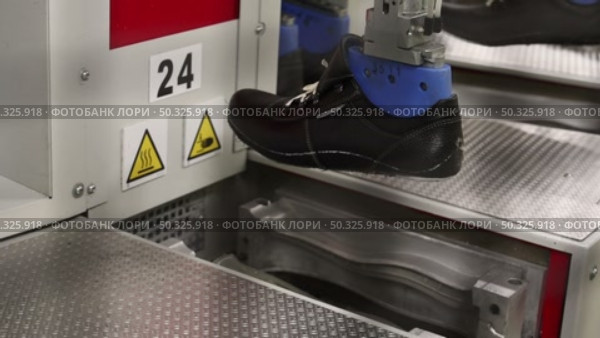 automatic Shoe making machine in the factory. Стоковое видео, видеограф Алексей Сергеев / Фотобанк Лори
