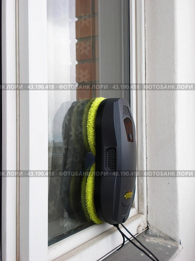 Automatic vacuum robot window washer washes glass window. Стоковое фото, фотограф Константин Григорьев / Фотобанк Лори