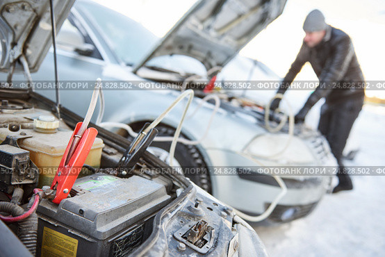 Automobile starter battery problem in winter cold weather conditions. Стоковое фото, фотограф Дмитрий Калиновский / Фотобанк Лори