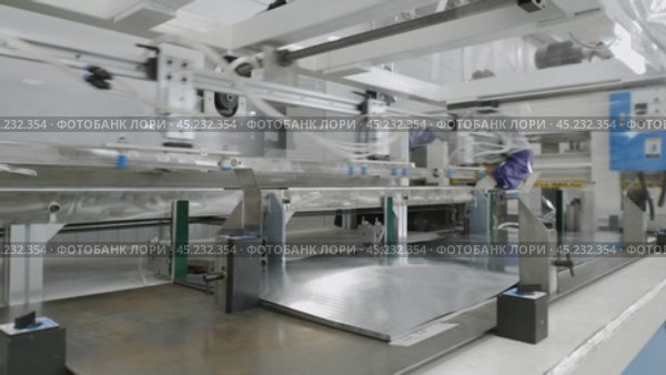Autonomous automatic sorting machine for the production of aluminum metal sheets. Стоковое видео, видеограф Strunov David / Фотобанк Лори