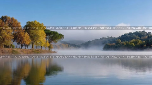 Autumn lake landscape with fog covering the water surface. Стоковое AI-видео, аниматор Юрий Поздников / Фотобанк Лори
