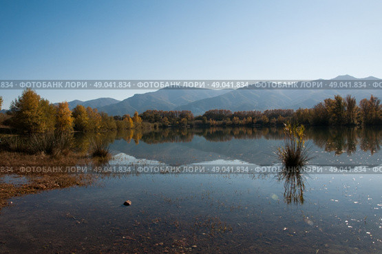 Autumnal colour and mountains reflected in water. Стоковое фото, агентство Ingram Publishing / Фотобанк Лори