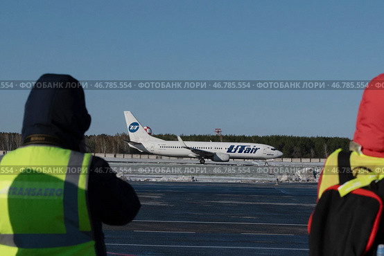 Авиационные фотографы споттеры провожают самолет на взлет (2024 год). Редакционное фото, фотограф Sergey Rusanov / Фотобанк Лори