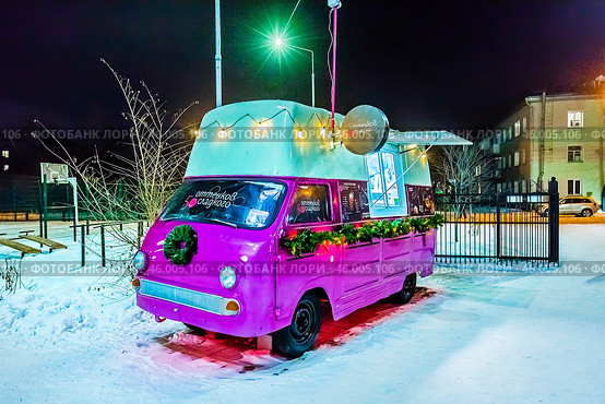 Авто-кафе в зимнем парке. Городской парк города Бердска. Новосибирская область, Западная Сибирь России. Редакционное фото, фотограф Евгений Мухортов / Фотобанк Лори