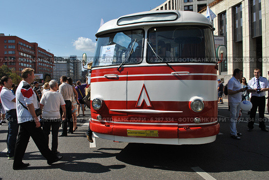 Автобус ЛАЗ-695Е на ретропараде к 90-летнему юбилею московского автобуса, проспект Академика Сахарова, Москва, 9 августа 2014. Редакционное фото, фотограф lana1501 / Фотобанк Лори