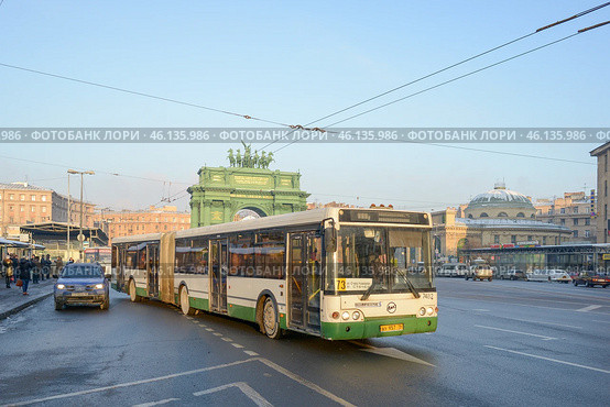 Автобус на площади Стачек в Санкт-Петербурге (2013 год). Редакционное фото, фотограф Александр Алексеев / Фотобанк Лори
