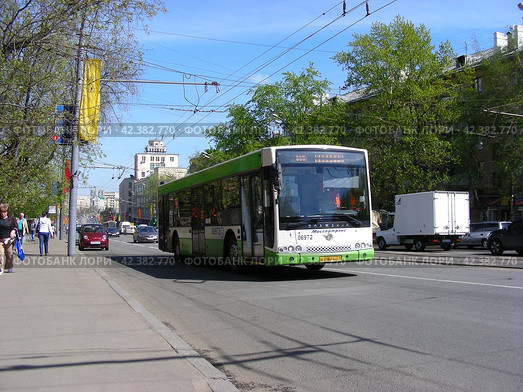 Автобус на рейсе. Улица Стромынка. Город Москва (2012 год). Редакционное фото, фотограф lana1501 / Фотобанк Лори