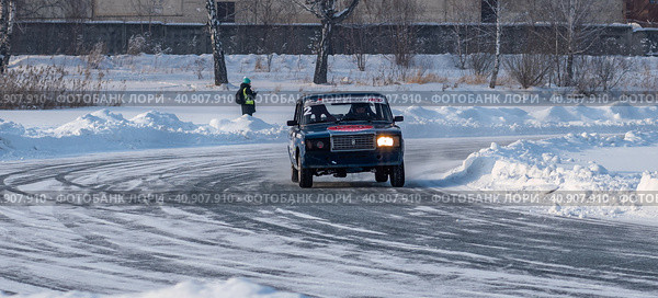 Автогонки на отечественных автомобилях Жигули и Лада, зимой на льду озера в городе Железногорске Красноярский край. Редакционное фото, фотограф Анатолий Володин / Фотобанк Лори