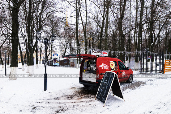 Автокофейня около Пушкинского бульвара в городе Владимир (2018 год). Редакционное фото, фотограф Макаров Алексей / Фотобанк Лори