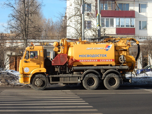 Автомобиль аварийной службы «Мосводосток». Уральская улица. Район Гольяново. Город Москва (2022 год). Редакционное фото, фотограф lana1501 / Фотобанк Лори