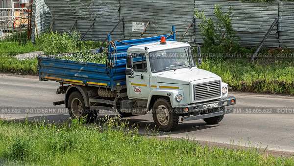 Автомобиль Бортовой карбюраторный грузовик ГАЗ-3307. Редакционное фото, фотограф Анатолий Володин / Фотобанк Лори