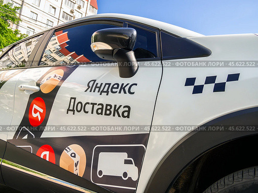 Автомобиль брендированный по требованием сервиса "Яндекс Доставка" (2024 год). Редакционное фото, фотограф Вячеслав Палес / Фотобанк Лори