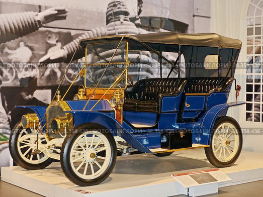Автомобиль "Buick Mod. 33 Toy Tonneau", 1911 г., универсал, 22,5 л.с., США. Стоимость автомобиля была 950 долларов (в то время как цена «популярного» автомобиля Ford T составляла 680 долларов). Музей автомобильной техники. Верхняя Пышма, Россия, 12.09.2020. Редакционное фото, фотограф Сергей Елизарьев / Фотобанк Лори