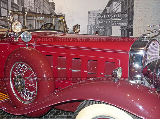 Автомобиль "Cadillac 452 V16 Convertible Coupe by Fleetwood", 1930 г., 16-цилиндровый, 175 л.с., США. Это был первый в мире серийный автомобиль с двигателем V16. Музей автомобильной техники. Верхняя Пышма, Россия, сентябрь 2019 (2020 год). Редакционное фото, фотограф Сергей Елизарьев / Фотобанк Лори
