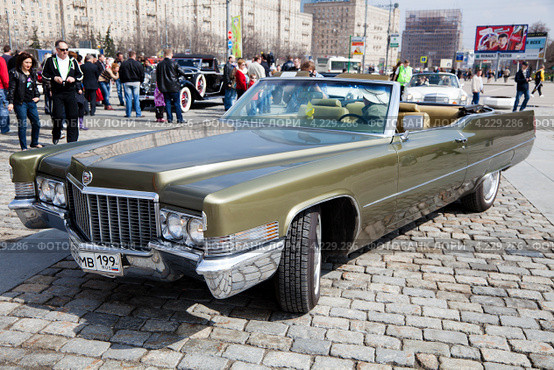 Автомобиль Cadillac De Ville  на ралли классических автомобилей клуба РККА на Поклонной горе в Москве, Россия (2012 год). Редакционное фото, фотограф Николай Винокуров / Фотобанк Лори