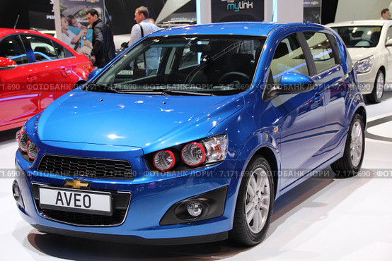 Автомобиль Chevrolet aveo хетчбек (2014 год). Редакционное фото, фотограф Владимир Тучин / Фотобанк Лори